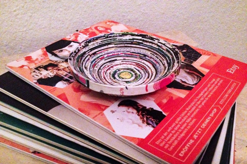 Upcycling DIY Schale aus Zeitungen Upcycling DIY Schale aus Zeitungen