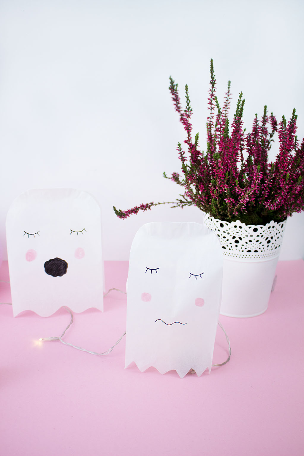 Süße DIY Geister aus Papiertüten für die Halloween-Deko ...