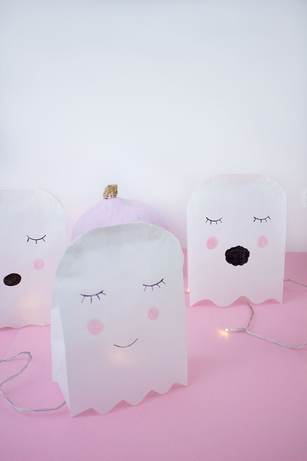 Süße DIY Geister aus Papiertüten für die Halloween-Deko ...