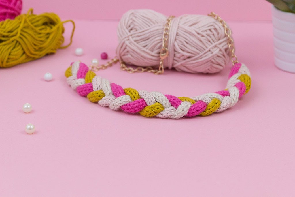 frau liebling, diy blog, deko, geschenke, illustrationen, lettering, Strickkette aus Wolle, Statementkette häkeln
