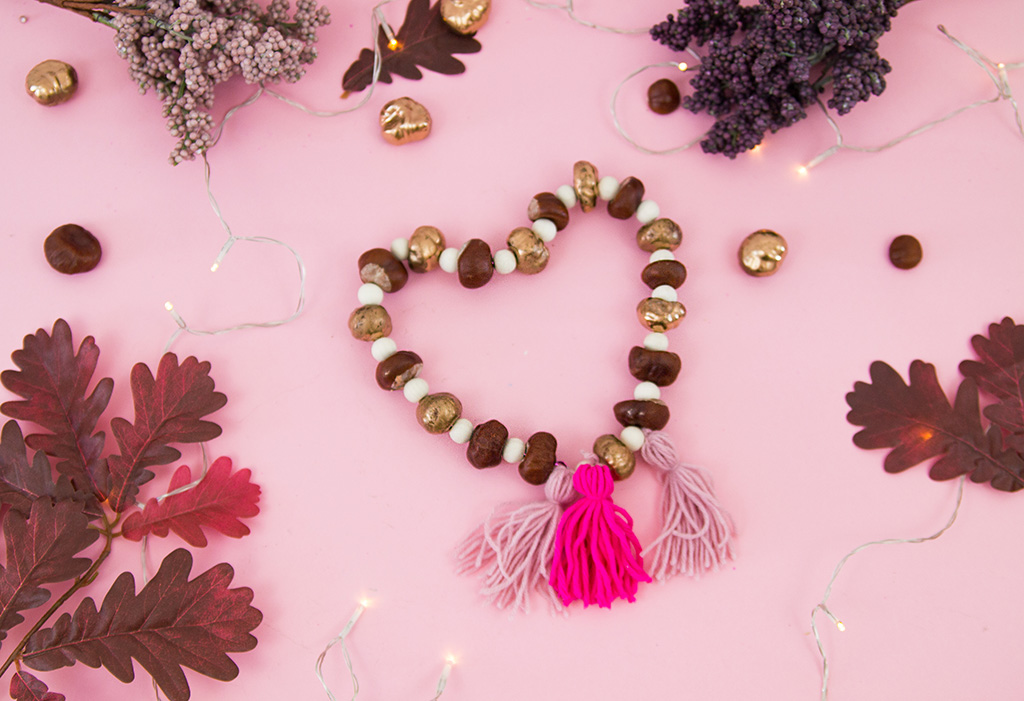 DIY Herbstdeko: Herz aus Kastanien basteln