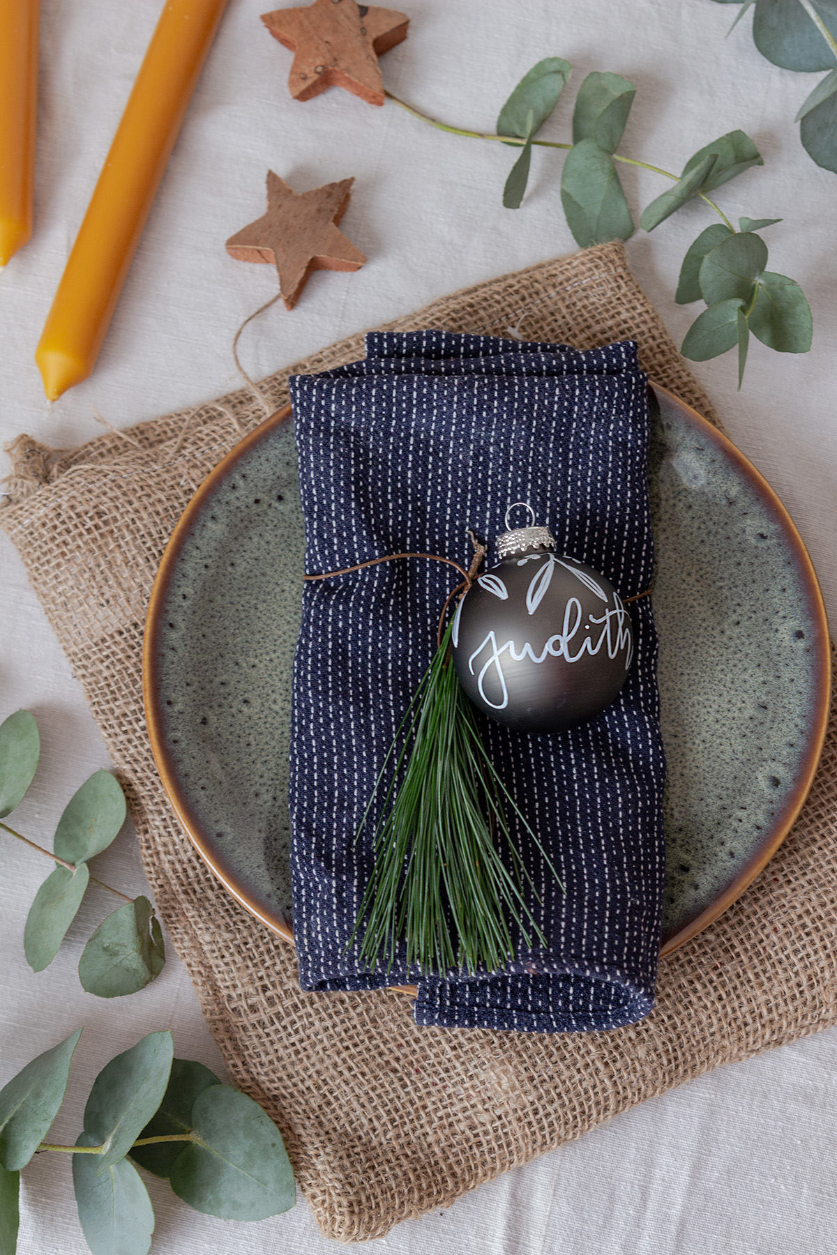 Frau Liebling - DIY Blog - Deko, Geschenke, Lettering - DIY Christbaumkugeln mit Handlettering gestalten