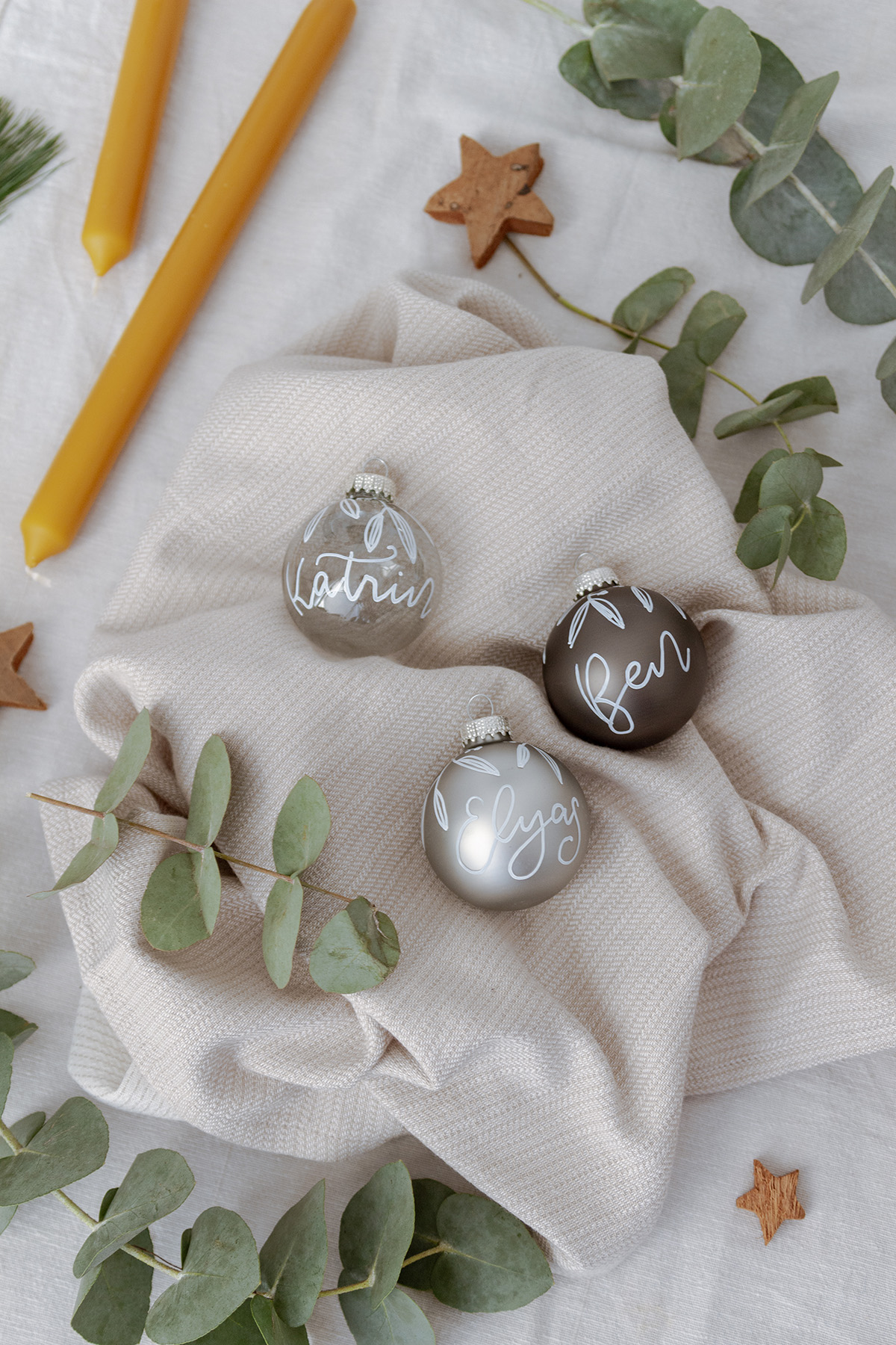 Frau Liebling - DIY Blog - Deko, Geschenke, Lettering - DIY Christbaumkugeln mit Handlettering gestalten