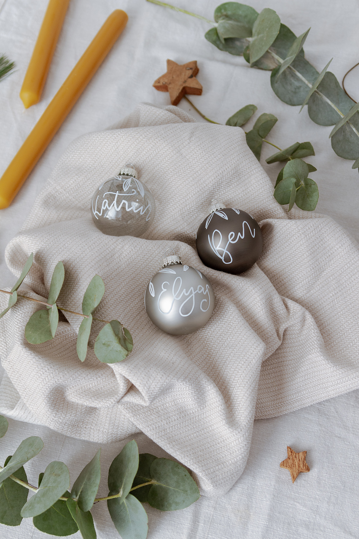 Frau Liebling - DIY Blog - Deko, Geschenke, Lettering - DIY Christbaumkugeln mit Handlettering gestalten