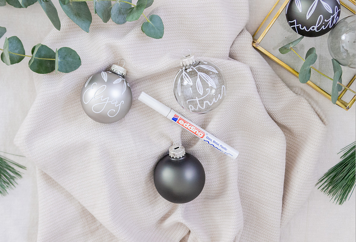 Frau Liebling - DIY Blog - Deko, Geschenke, Lettering - DIY Christbaumkugeln mit Handlettering gestalten